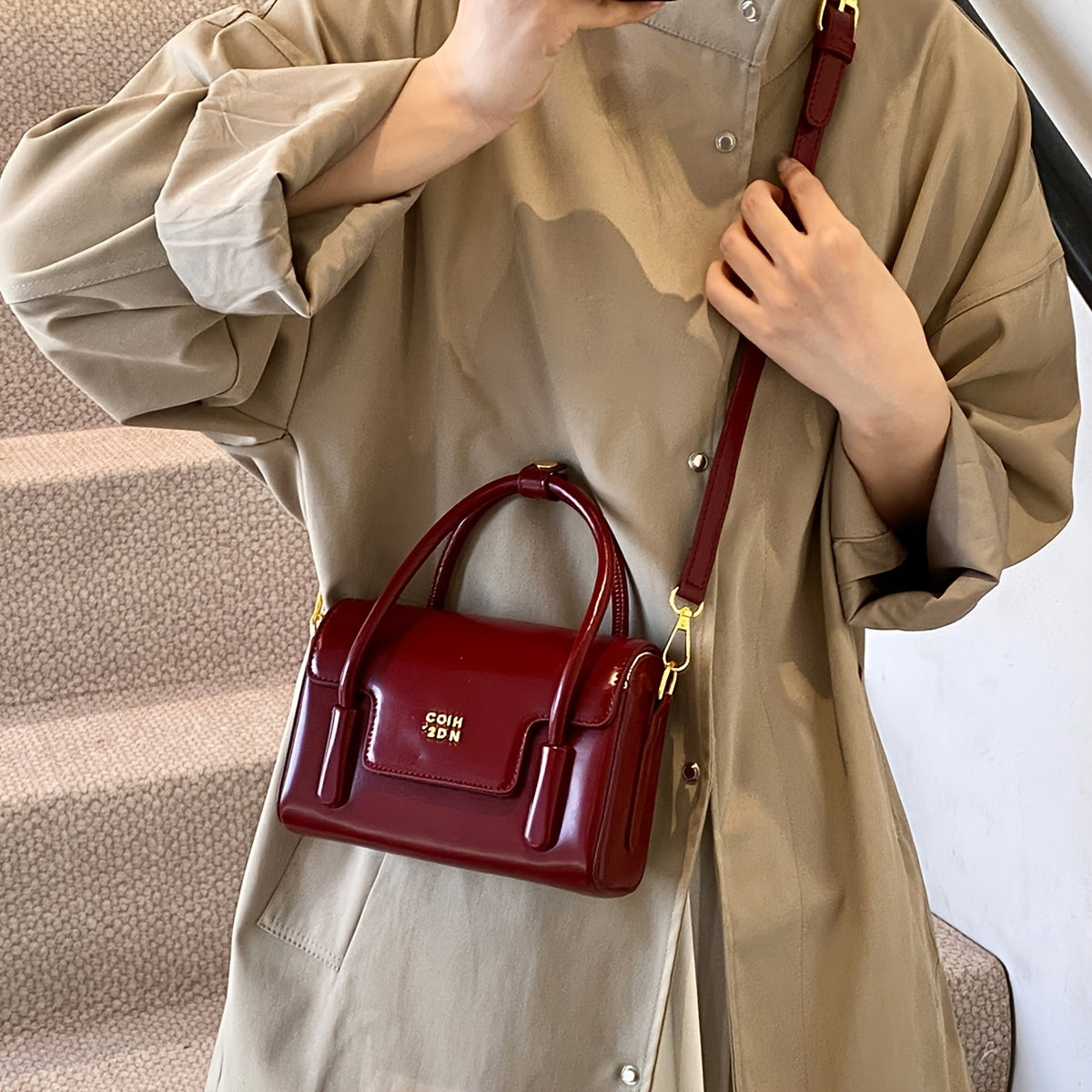 Niche Design Retro Small Square Bag, Casual and Versatile Handbag with Foreign-Style Shoulder Strap, Elegant and Fashionable for Work, Commuting, Shopping, and Dating.