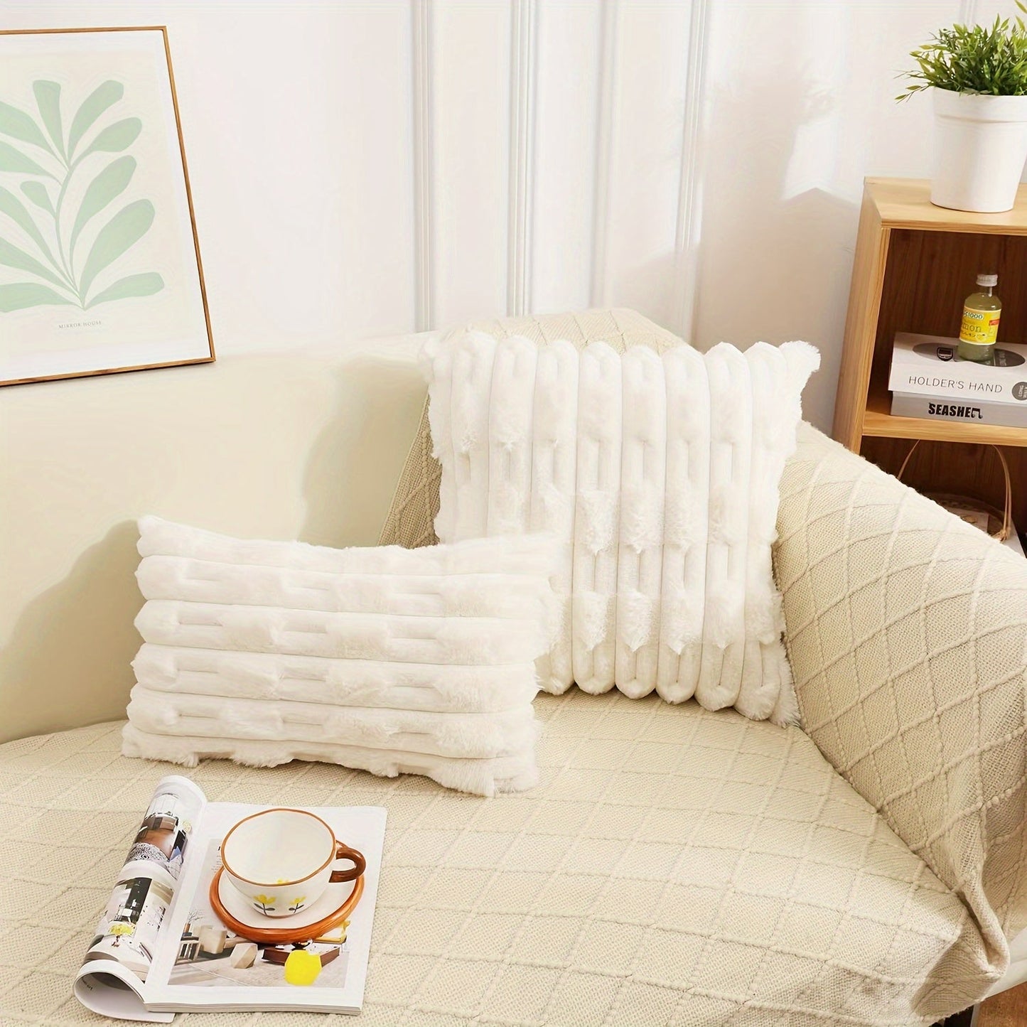 This luxurious pillowcase is made from soft imitation rabbit hair and plush cotton velvet, creating a smooth and pure white finish. Perfect for decorating your living room, bedroom, or sofa, this pillowcase does not include the pillow core.