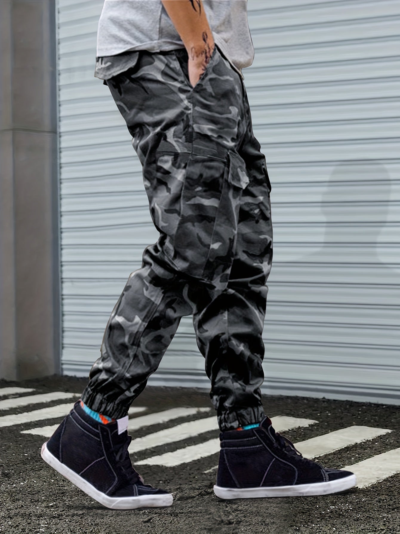 Men's All-Season Camo Cargo Pants with Comfort Fit, Versatile Pockets, and Street-Style Drawstring Design.