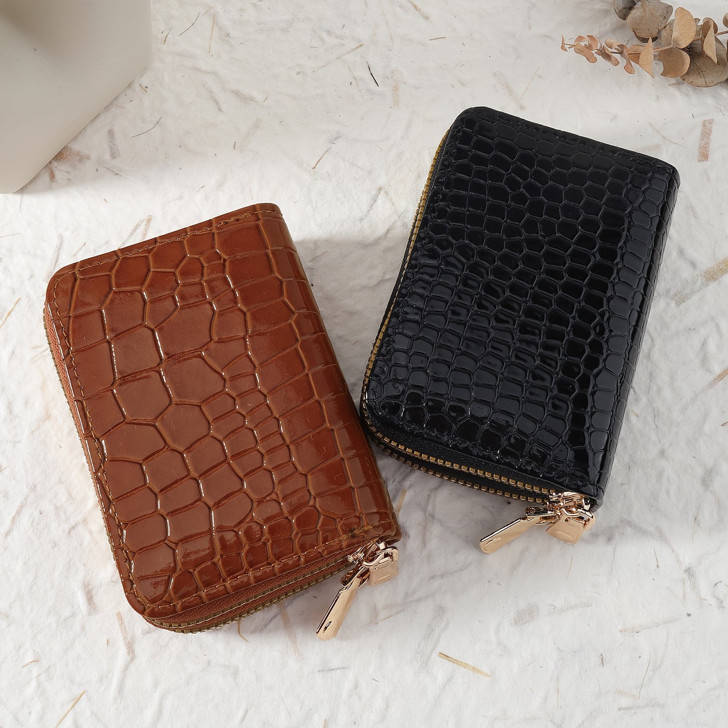 Women's crocodile pattern zipper wallet made of synthetic leather with double zipper, multi-card holder, available in green, white, pink, red, and black. Secure and stylish accessory.