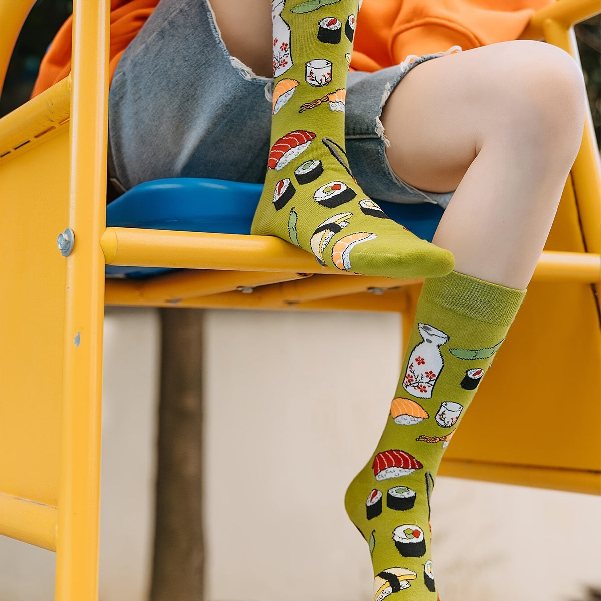 Women's medium socks with a fried egg burger pattern, suitable for both men and women. Ideal for daily wear and trendy casual styles.