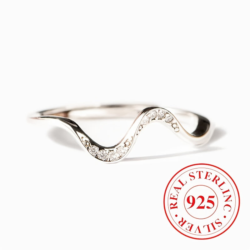 A sophisticated wave pattern wedding ring for women made of 1.5 grams of high-quality 925 sterling silver. This stunning piece is adorned with zirconia stones arranged in geometric lines, making it a luxurious choice for a proposal, engagement, or