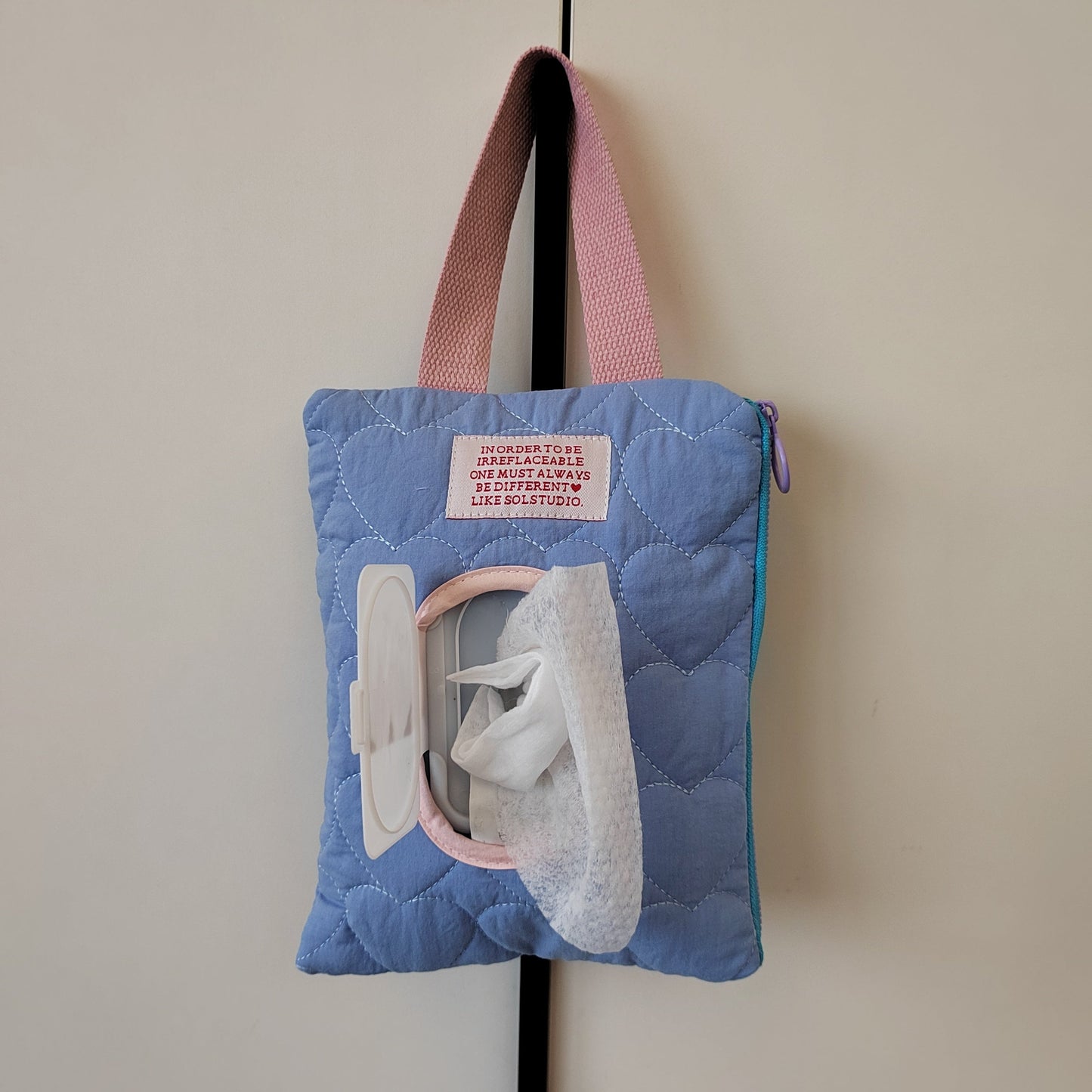 Travel-friendly tissue storage bag with a flip-top lid, designed for wet wipes and car tissues.