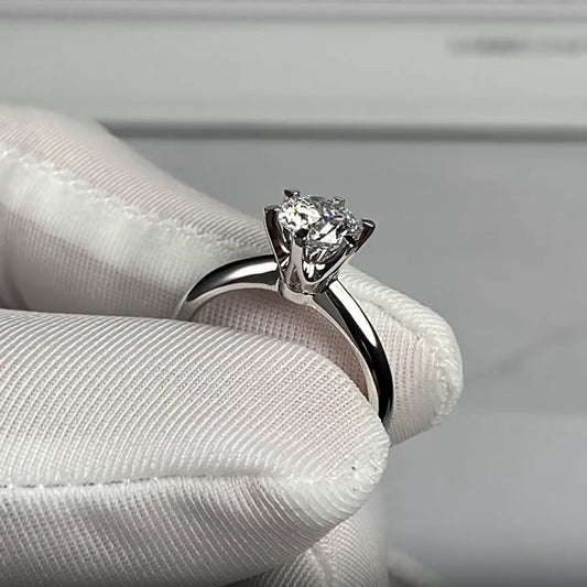 A stunning 925 silver ring with a 0.5 carat Moissanite stone in a six-prong setting. Perfect for both everyday wear and special occasions like engagements and weddings.