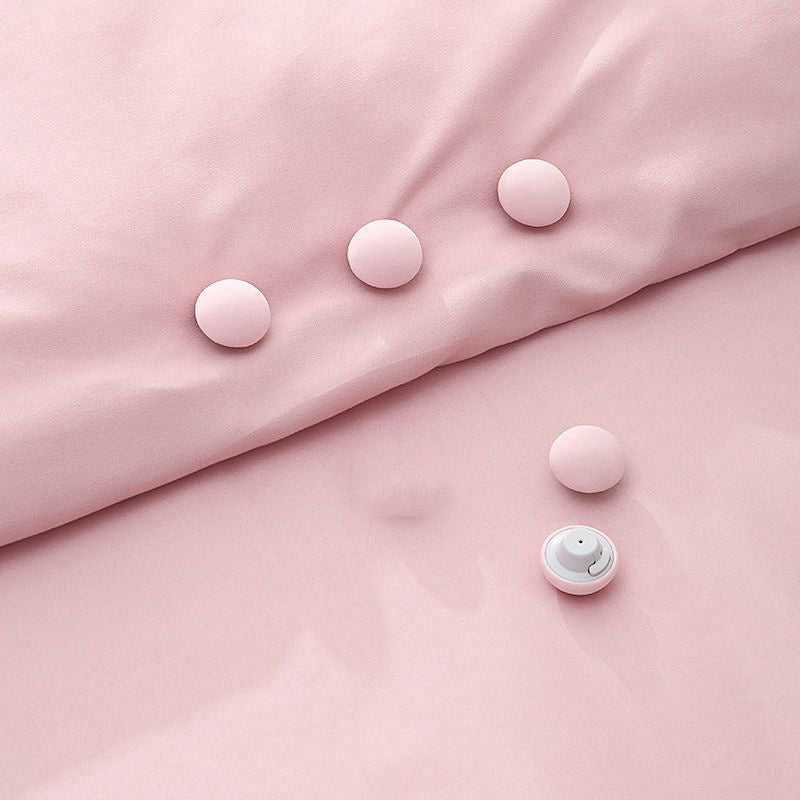 4 pieces of duvet clips designed to keep comforters and bed sheets in place. These mushroom-shaped quilt holders are non-slip and perfect for securing quilt covers and blankets. Say goodbye to your bedding slipping or shifting with these home bed sheet