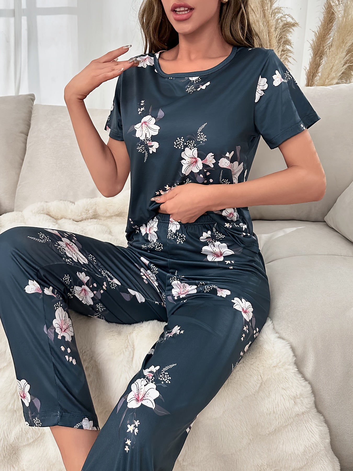 Women's floral print pajama set with short-sleeve top and elastic waistband pants - perfect for sleepwear and loungewear.