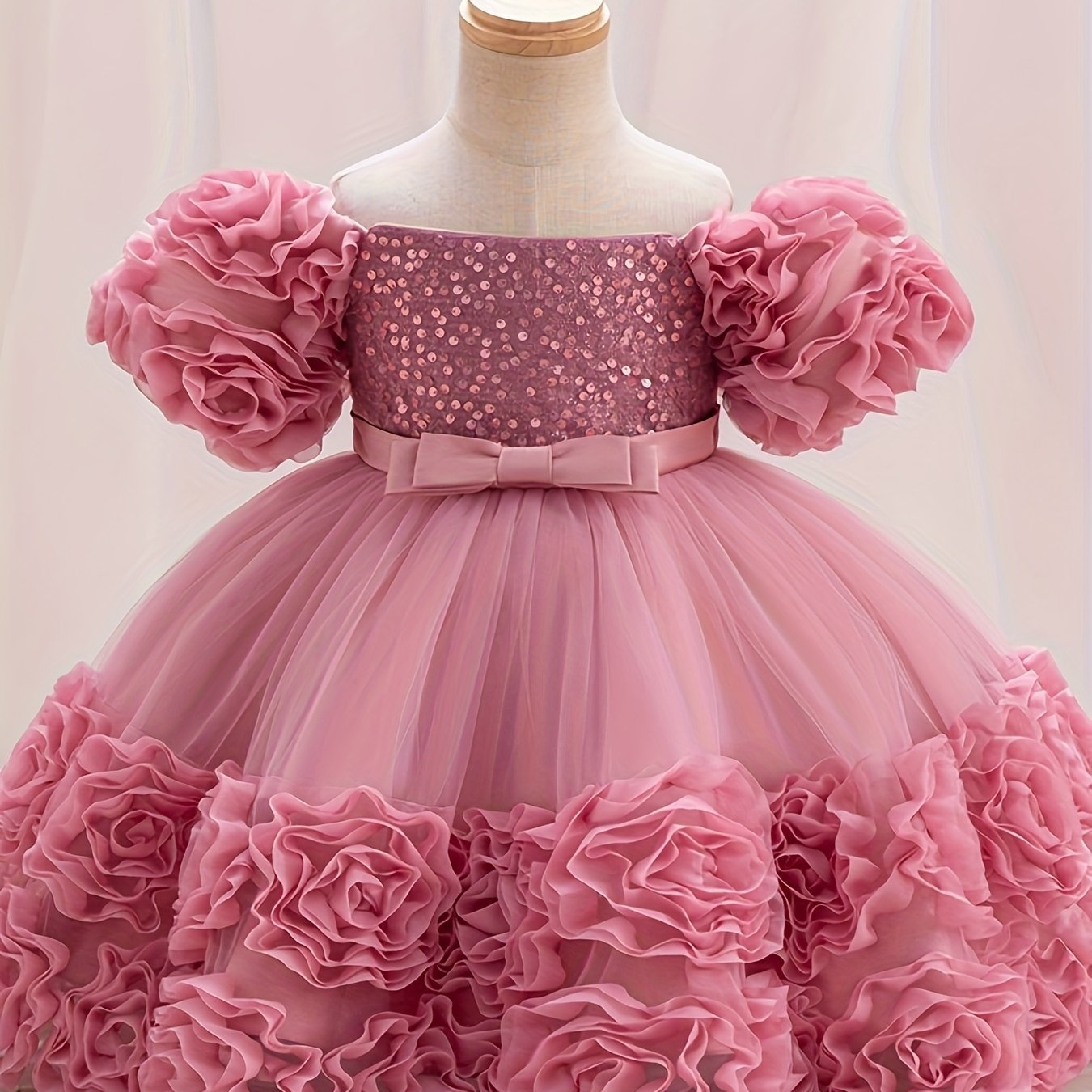 Pink princess dress with sequin detail, puff sleeves, knee-length; ideal for pageants, hosting, piano performances. Made of polyester and viscose blend. Princess dresses for girls.