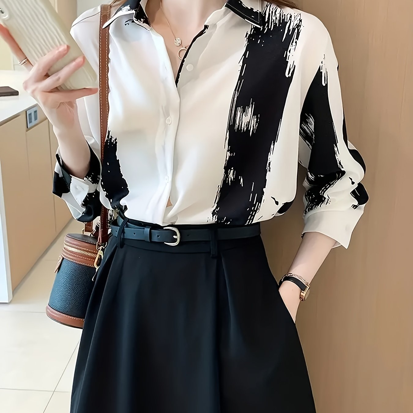 Spring and Autumn new casual collar shirt with brush print, turnover collar and long sleeves for women.