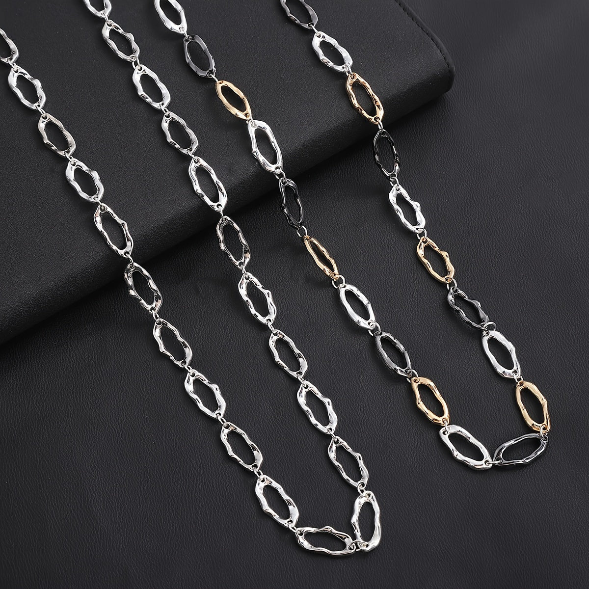 A stylish necklace featuring a unique combination of irregular circular rings, designed for both men and women. The perfect gift idea!