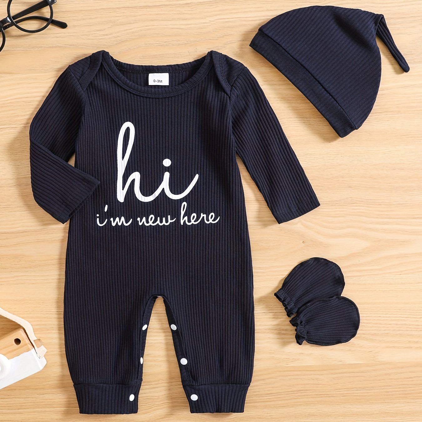 Newborns' "Hi I'm New Here" outfit: long-sleeve romper, hat, and gloves for boys and girls for outdoor wear.