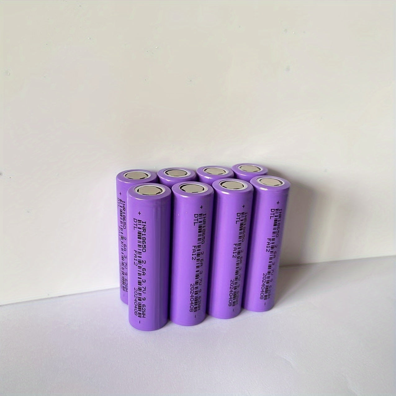 Rechargeable 2600mAh lithium battery with flat head provides long-lasting power for electronics and 18650 discharge.