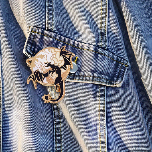 Enamel pin features a Fourth Wing Dragon design, perfect for adding a touch of cuteness to any outfit. This unique alloy collar pin is a stylish and versatile gift for jackets, bags, and hats. Perfect for women who love to accessorize with fun and quirky