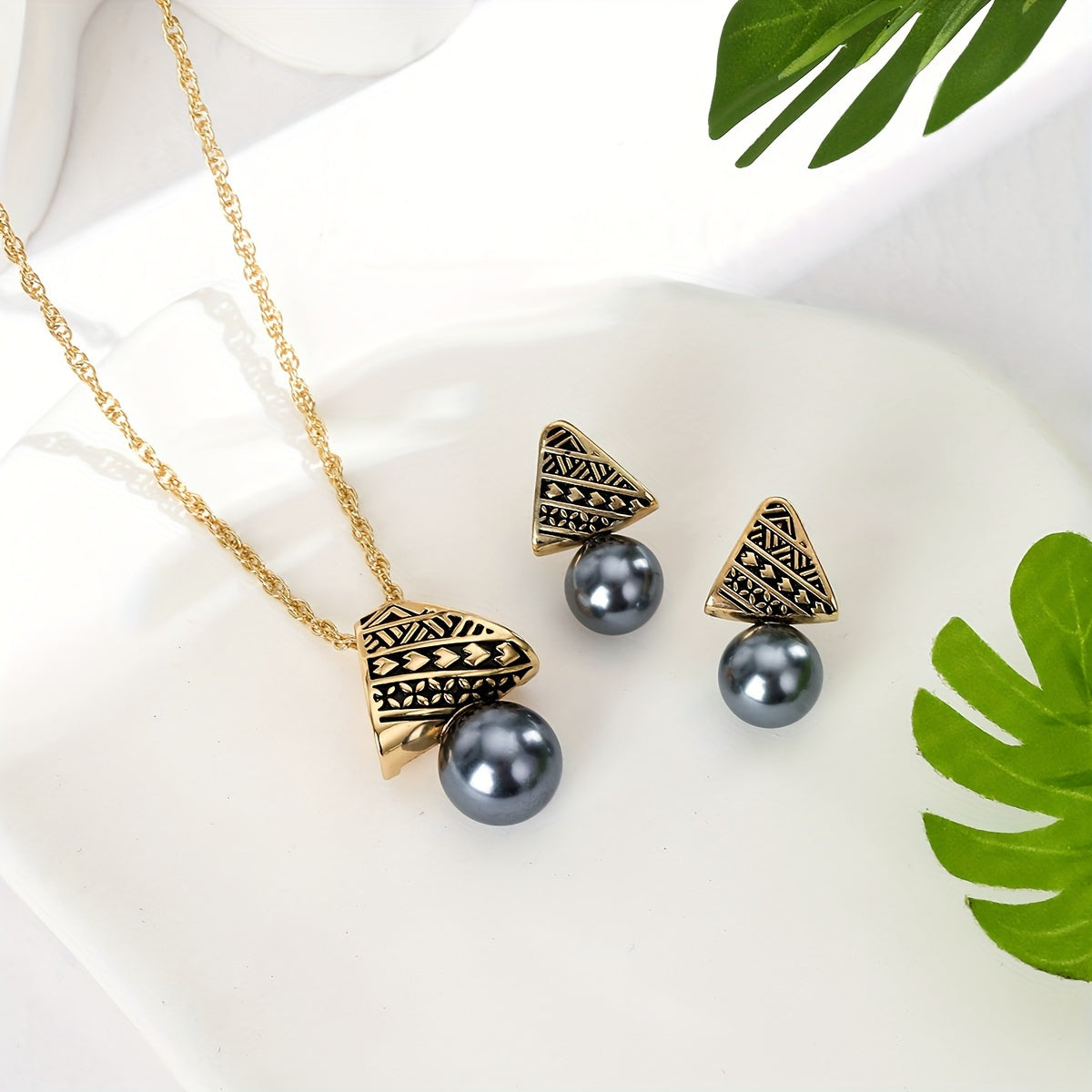 Get the Hawaiian vibe with this stunning Black Pearl Triangle Pendant Necklace and Earrings Set - Ideal for adding a touch of elegance to your vacation or everyday outfit, a thoughtful Valentine's Day present