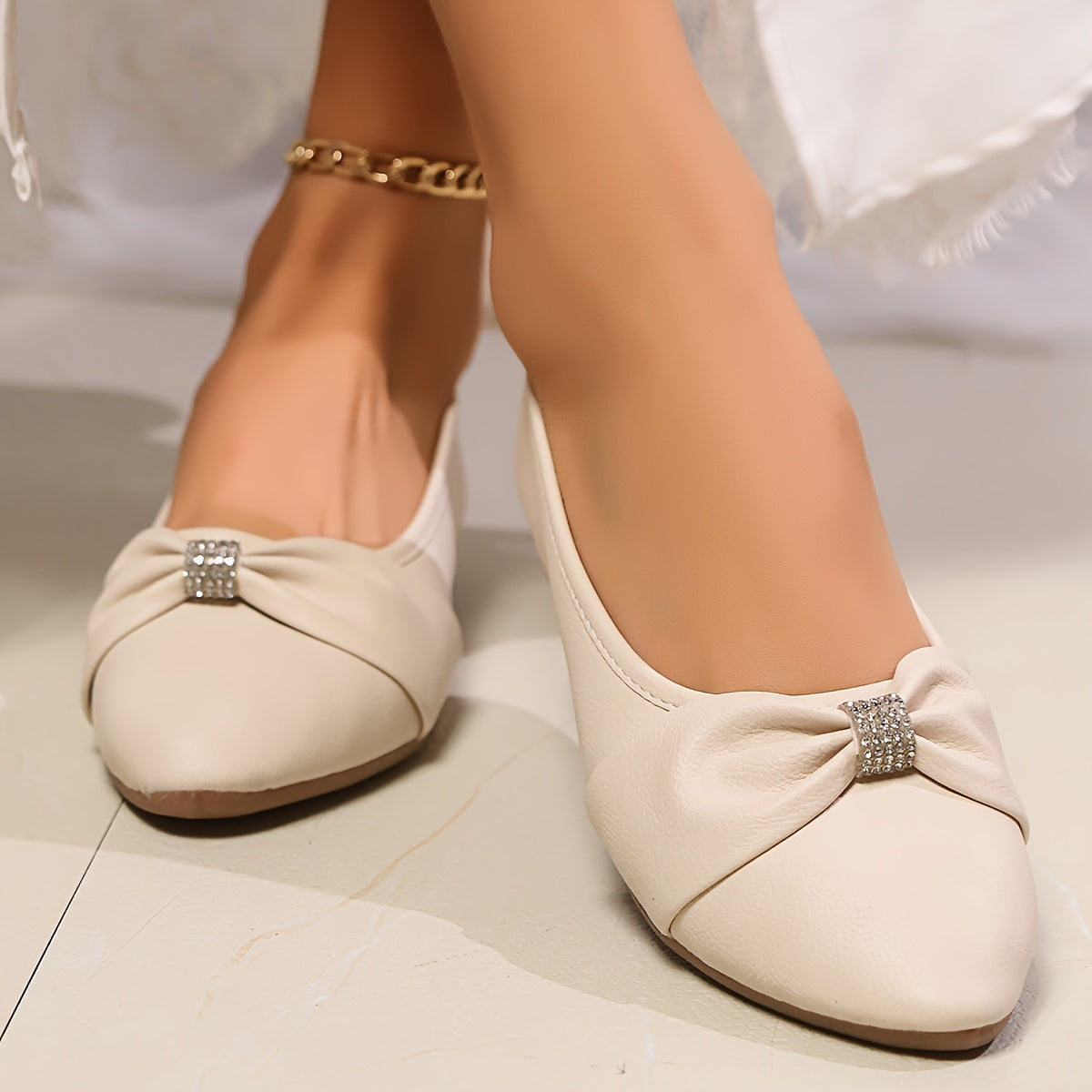 Classic white ballet flats with crystal embellishment, suitable for all seasons. Made of polyurethane with a rubber sole. Ideal for spring and summer.