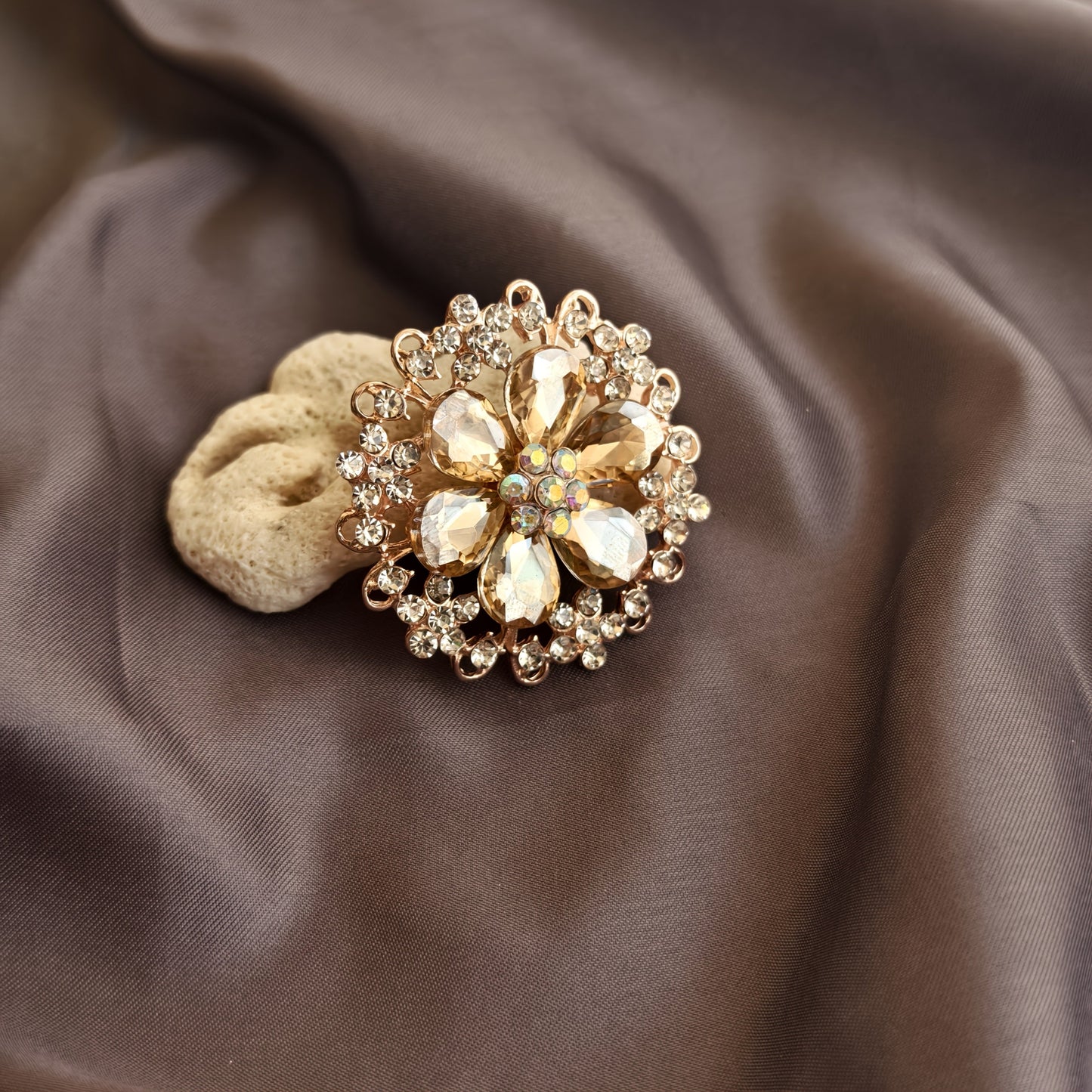 This elegant Vintage Luxury Six-Petal Flower Brooch features stunning rhinestone embellishments, perfect for adding a touch of glamour to your casual wear, parties, and special occasions. This alloy novelty brooch pin is a versatile accessory that can be