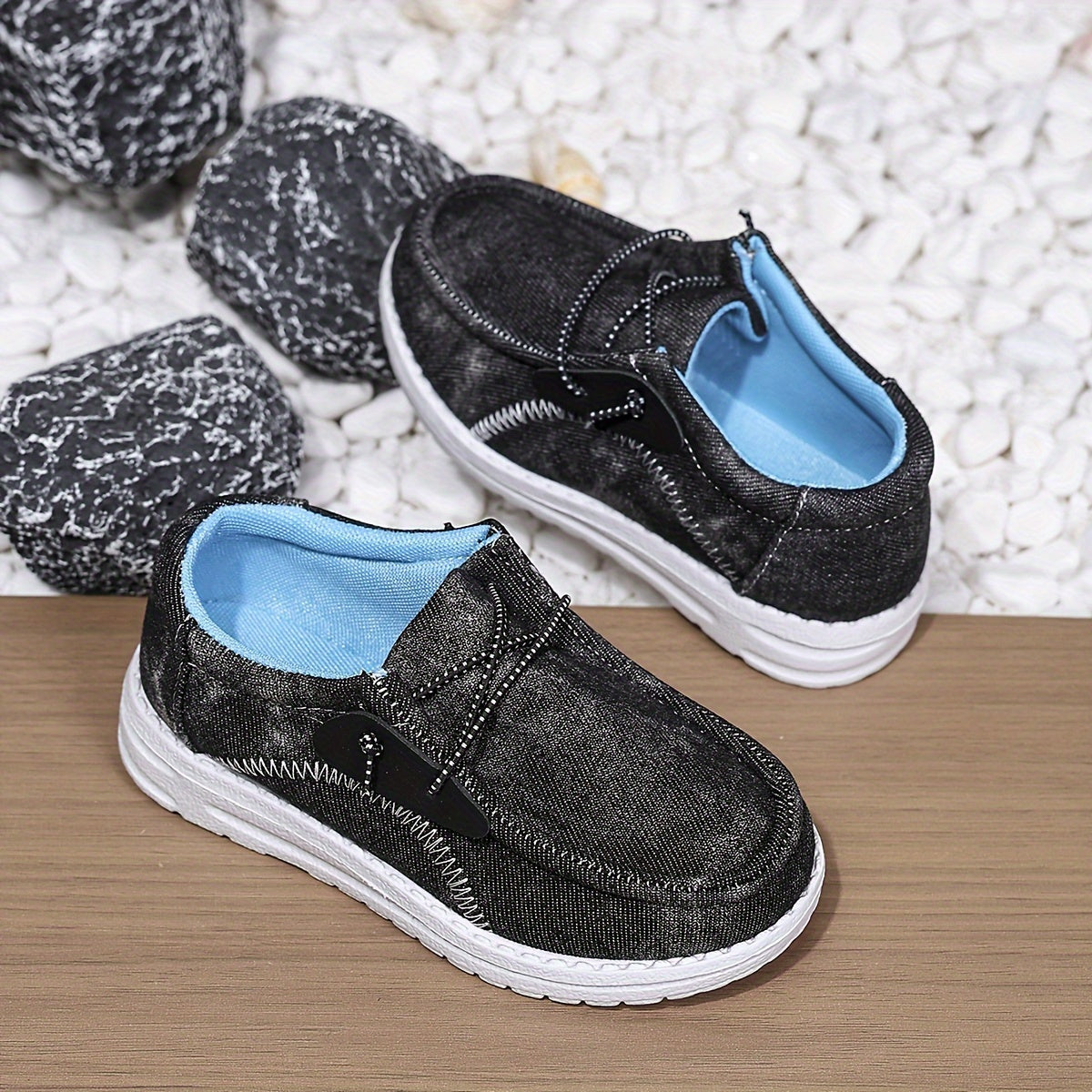 Stylish casual shoes for boys with elastic laces, denim-texture upper, and EVA sole. Ideal for daily wear in spring and fall, perfect for trendy youngsters.