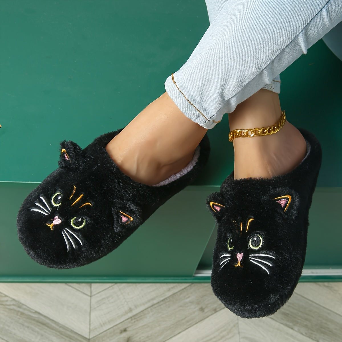 Women's cute cartoon black cat slippers with big eyes and ears, soft, warm, non-slip indoor house slip-ons made of fabric with TPR soles.