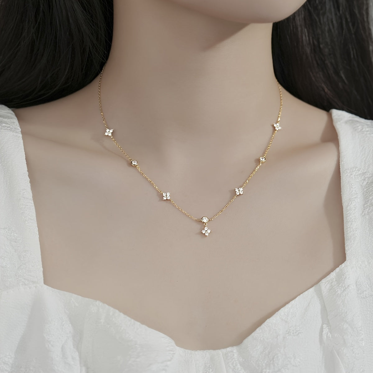 This elegant collarbone necklace is crafted from 3.2g of genuine S925 sterling silver and adorned with a sparkling snowflake zirconia. A timeless piece perfect for women, it makes a wonderful gift for Valentine's Day or anniversaries.