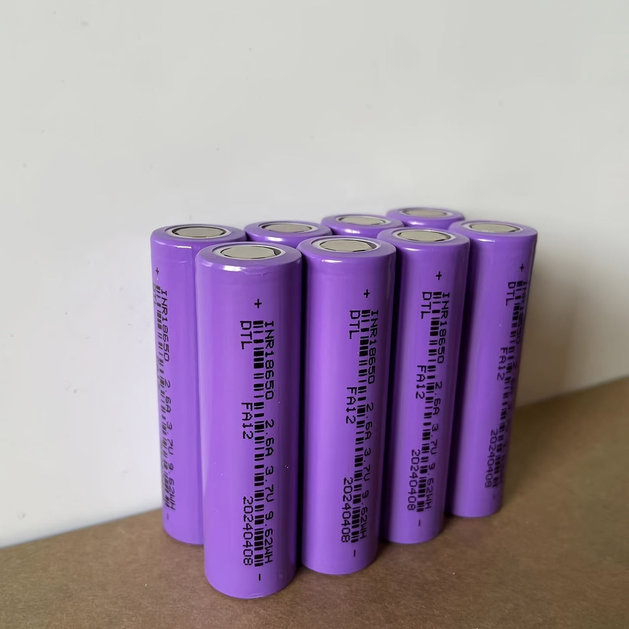 Rechargeable 2600mAh lithium battery with flat head provides long-lasting power for electronics and 18650 discharge.