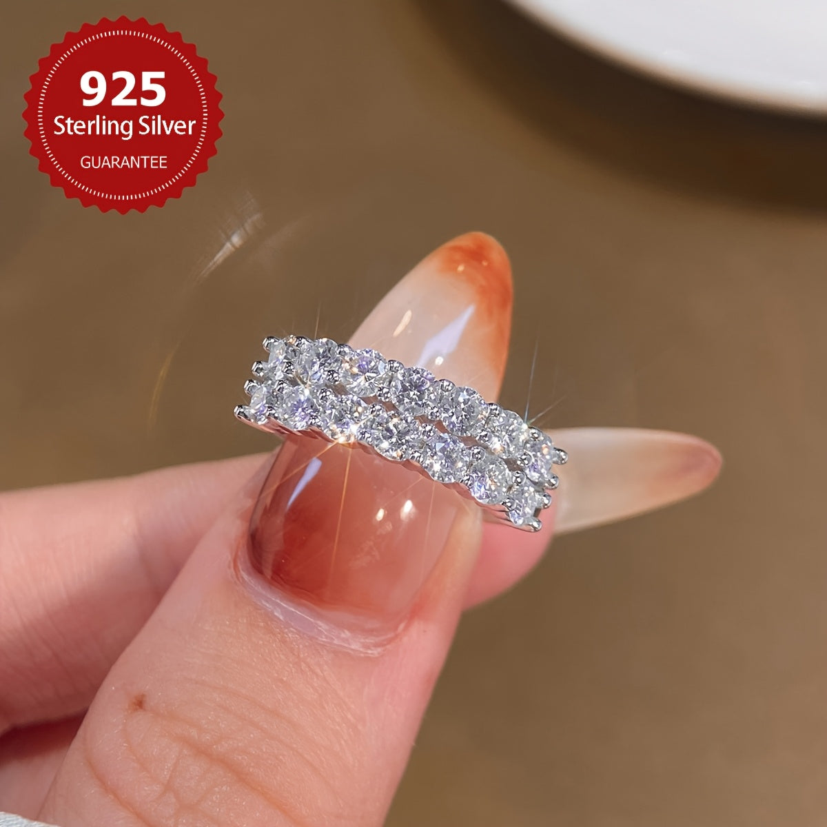 Ayollar uchun hashamatli va nozik zargarlik sovg'asi, 3mm ikki qatorli Moissanite dizayn taklif uzuki bilan, to'y, nikoh, va'dalar, yubileylar, 14-fevral yoki abadiyat uchun ideal. S925 sterling kumushdan tayyorlangan.