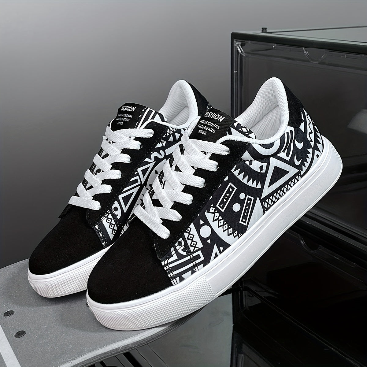 Geometric pattern casual skate shoes for women, versatile, lightweight, anti-slip, for outdoor sports and daily wear.