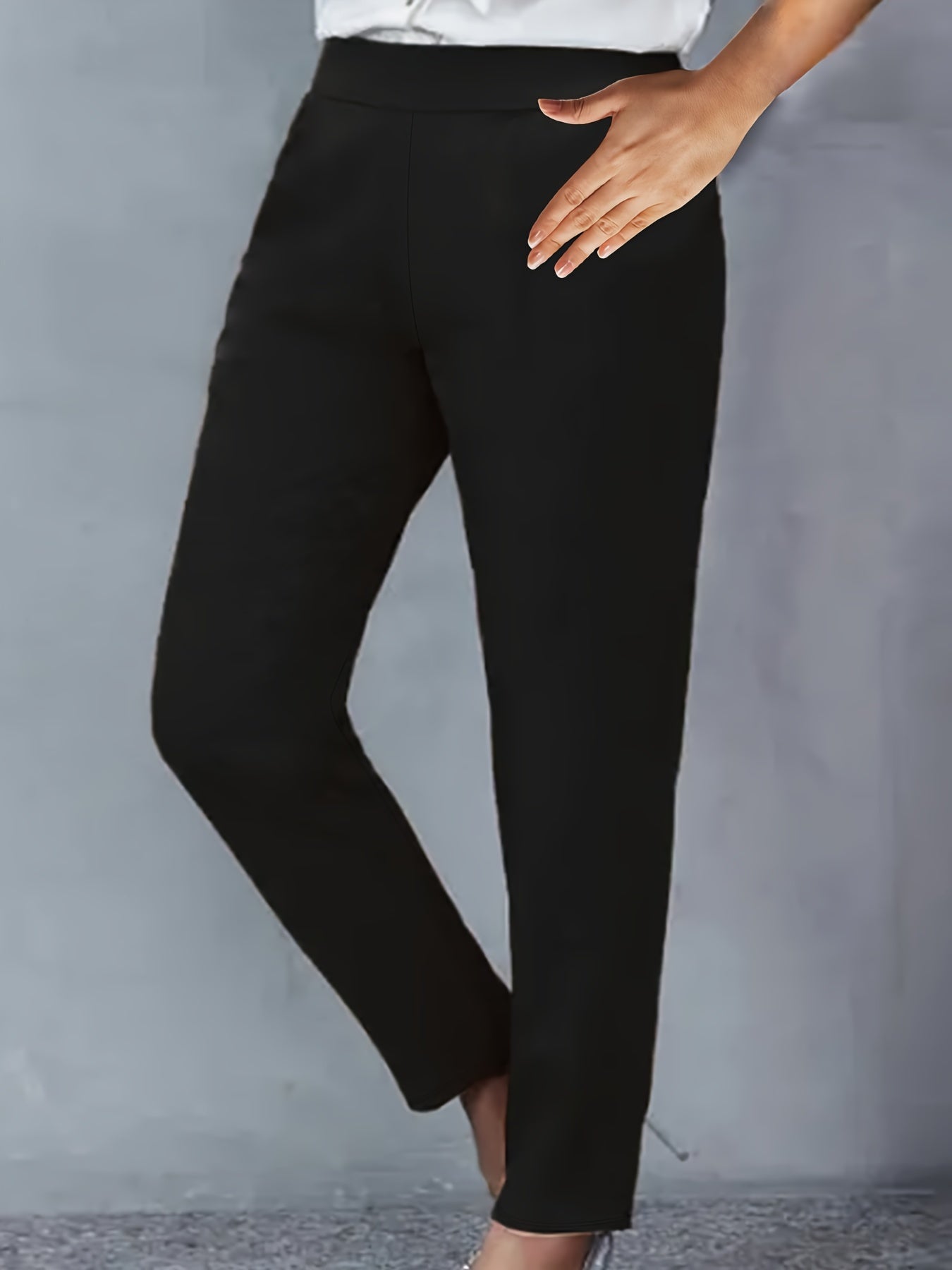 Elegant high-waisted solid pants for spring & summer in plus sizes.