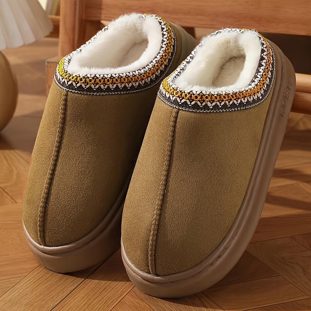 Cozy fleece-lined slippers for women, ideal for indoor and outdoor wear. Affordable option for both men and women, perfect for couples.