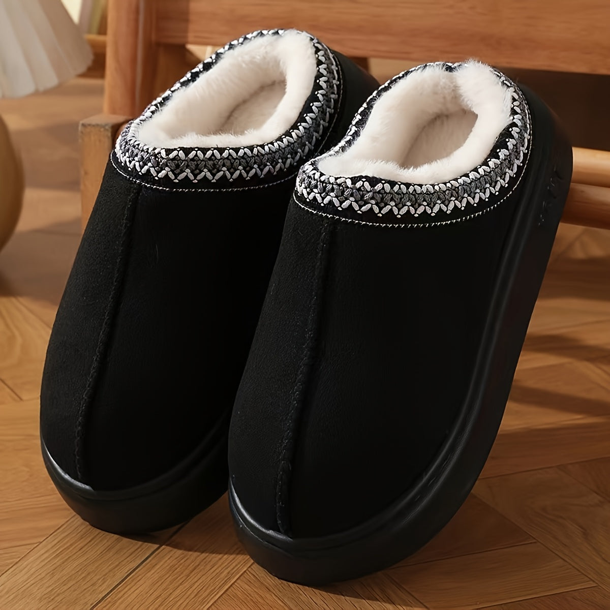 Cozy fleece-lined slippers for women, ideal for indoor and outdoor wear. Affordable option for both men and women, perfect for couples.