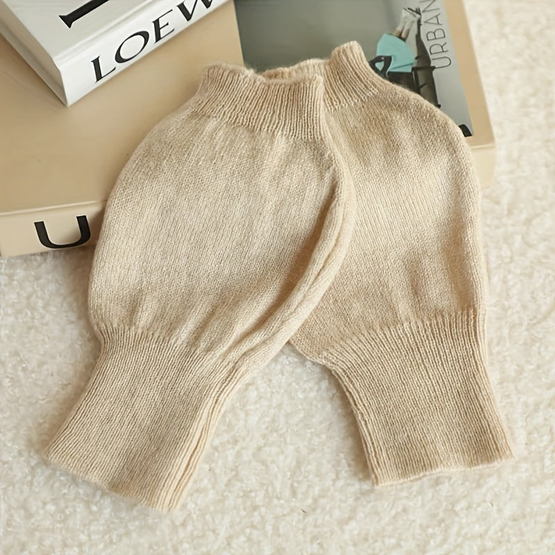 Stay warm in style with these luxurious 100% cashmere women's mittens. Hand-knitted for ultimate comfort and warmth, these gloves are elastic and hand washable for easy care. Perfect for a cozy weekend casual look.