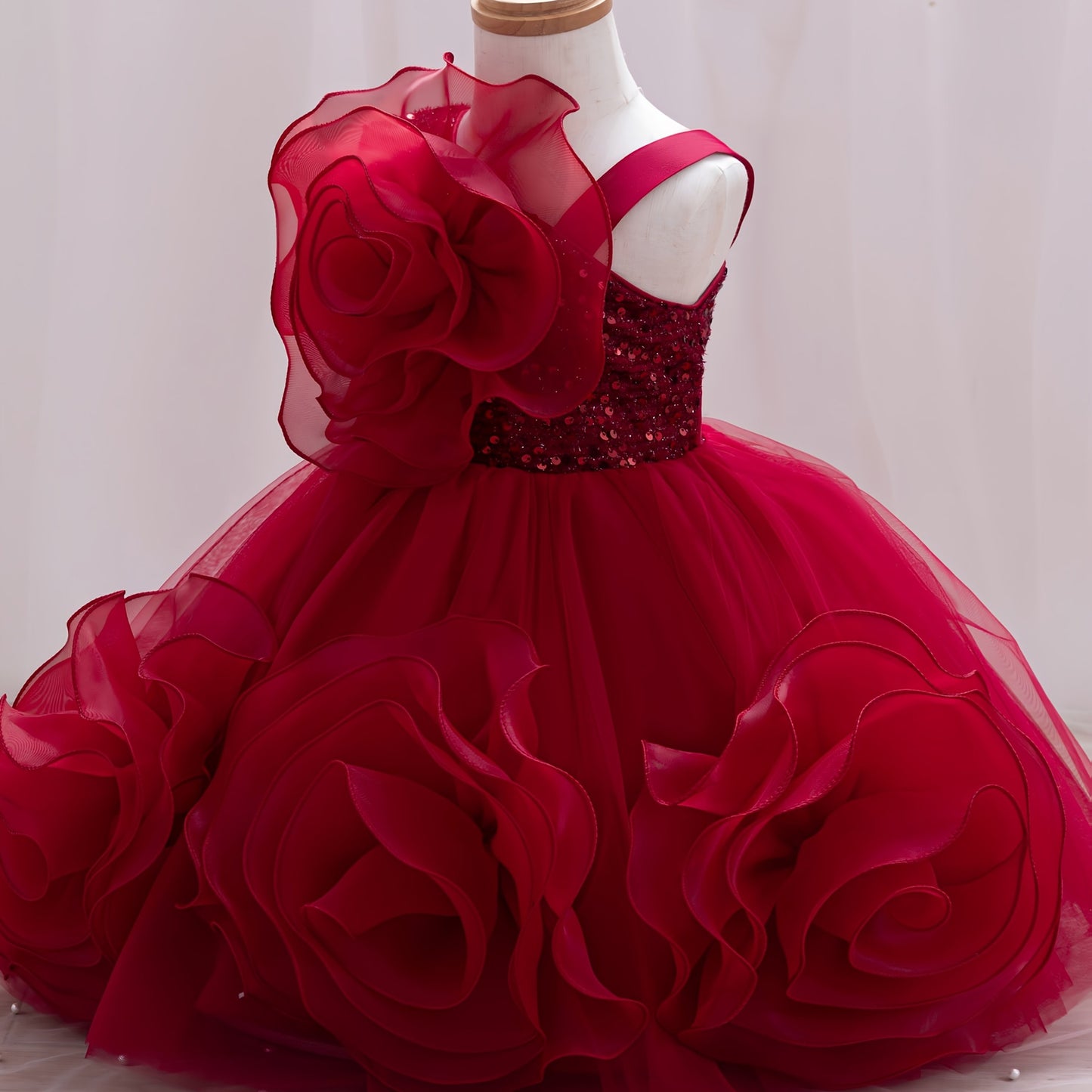 Princess-style sleeveless red floral dress for young girls perfect for piano performances.