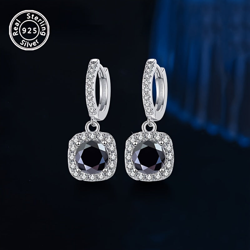 Ajoyib 925 sterling kumush bitta 0.5ct moissanite quloq uzuklari banketlar, ishga borish va maxsus tadbirlar uchun mukammal. 14-fevral, Halloween, Rojdestvo yoki ayollar uchun quloq bezagi sifatida ideal sovg'a. Og'irligi 3g/0.106oz.