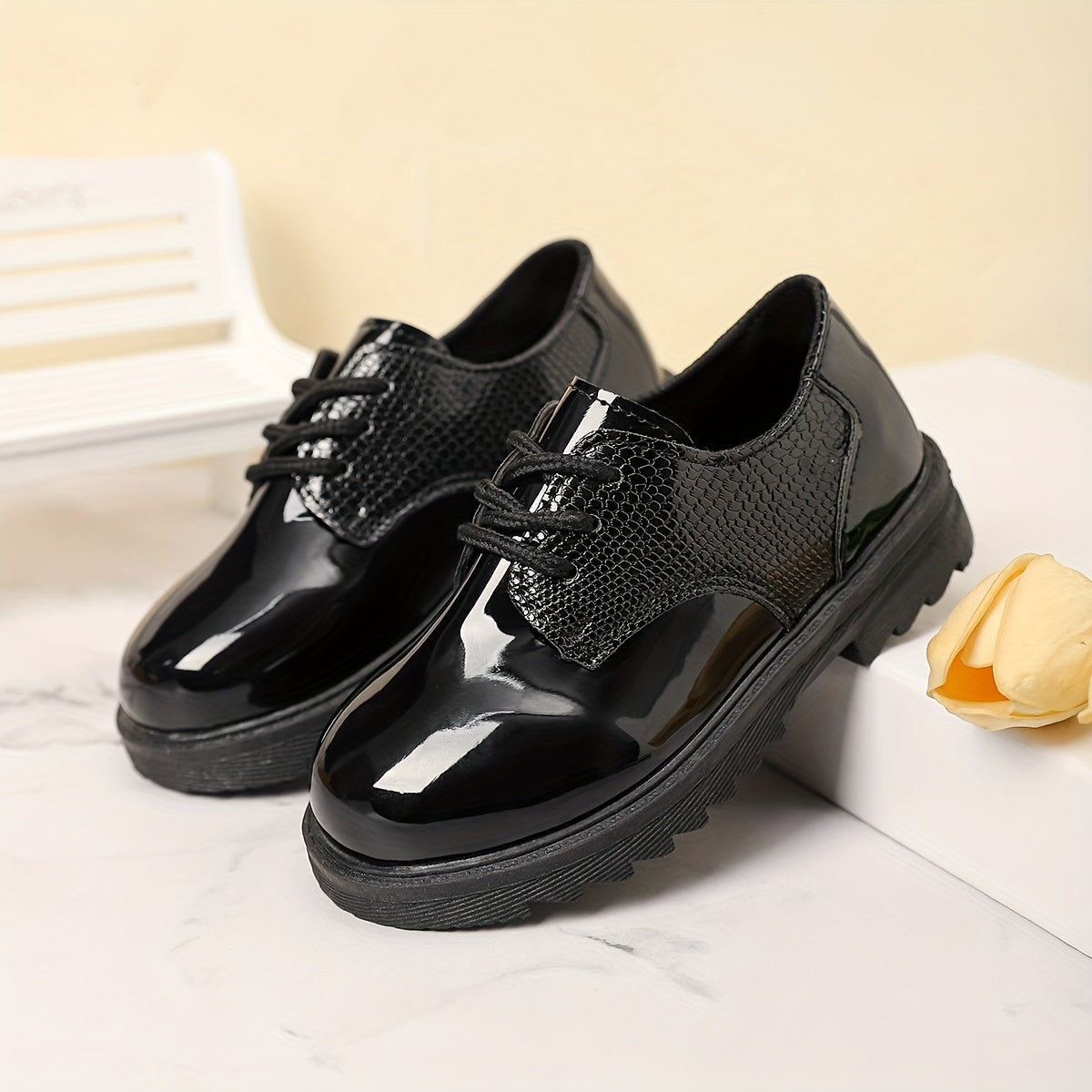 New flat shoes for boys suitable for all seasons. Stylish and comfortable for spring and autumn, ideal for school.