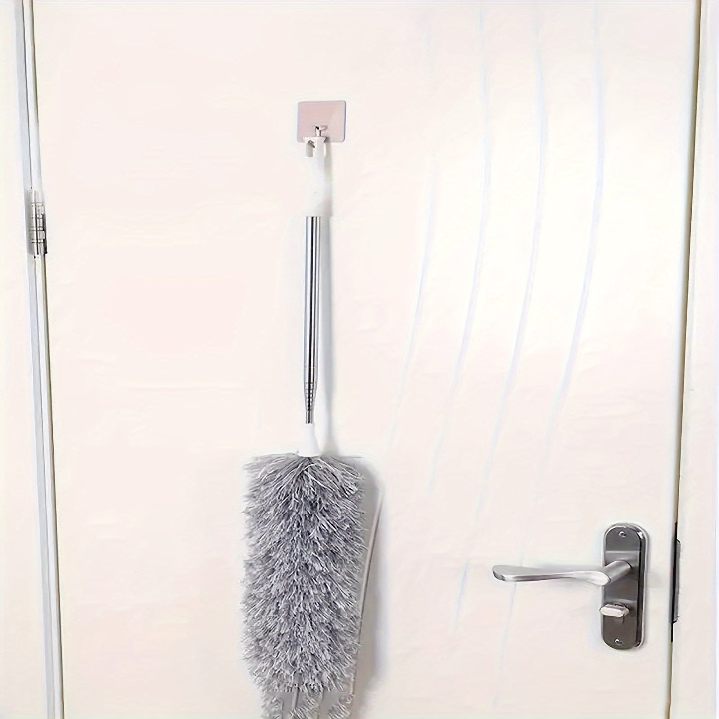 1 set of electrostatic dusters with extension pole, includes a retractable dust removal brush and a flexible dusting brush. These reusable and washable dusters are perfect for cleaning high ceilings, furniture, cars, and other surfaces. A must-have