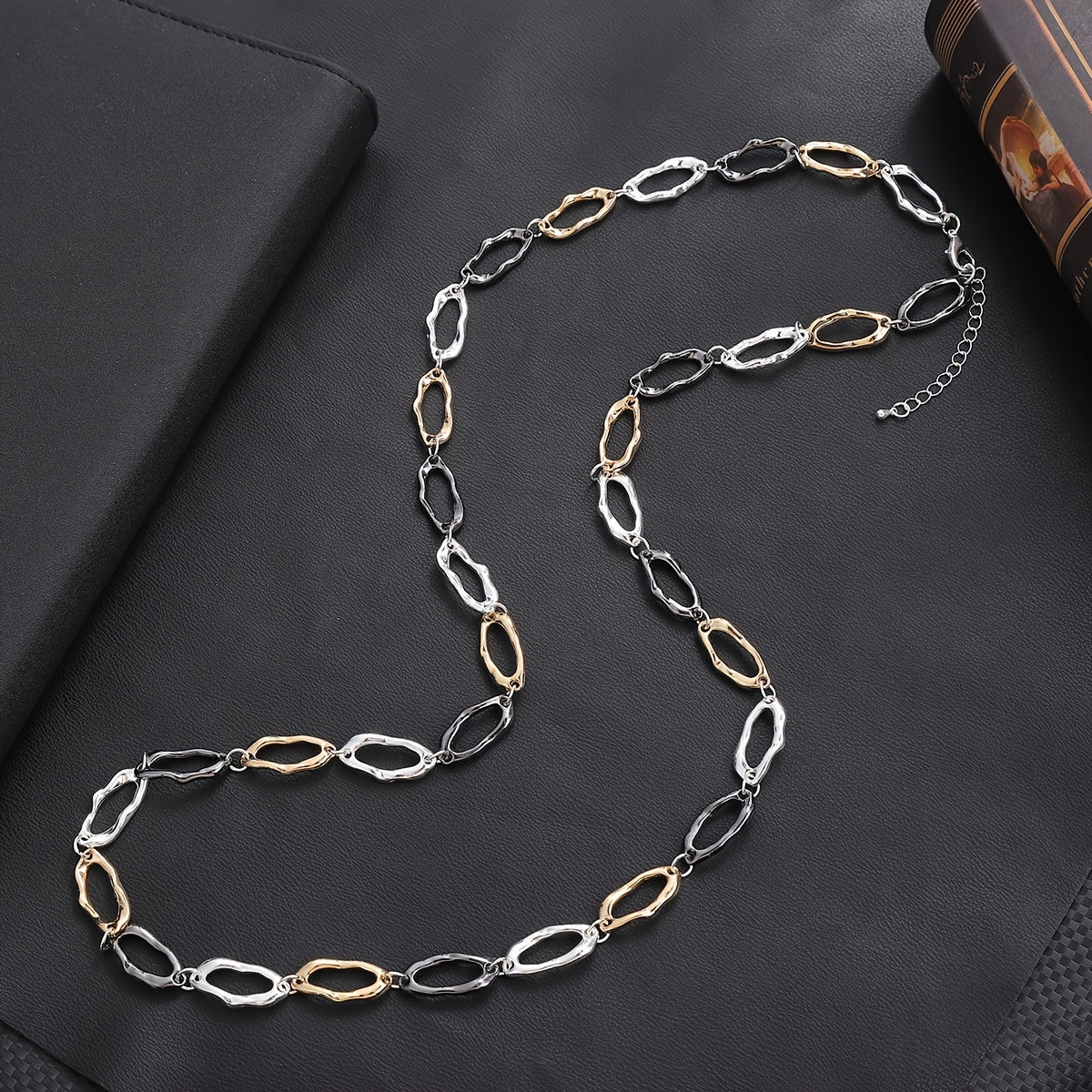 A stylish necklace featuring a unique combination of irregular circular rings, designed for both men and women. The perfect gift idea!