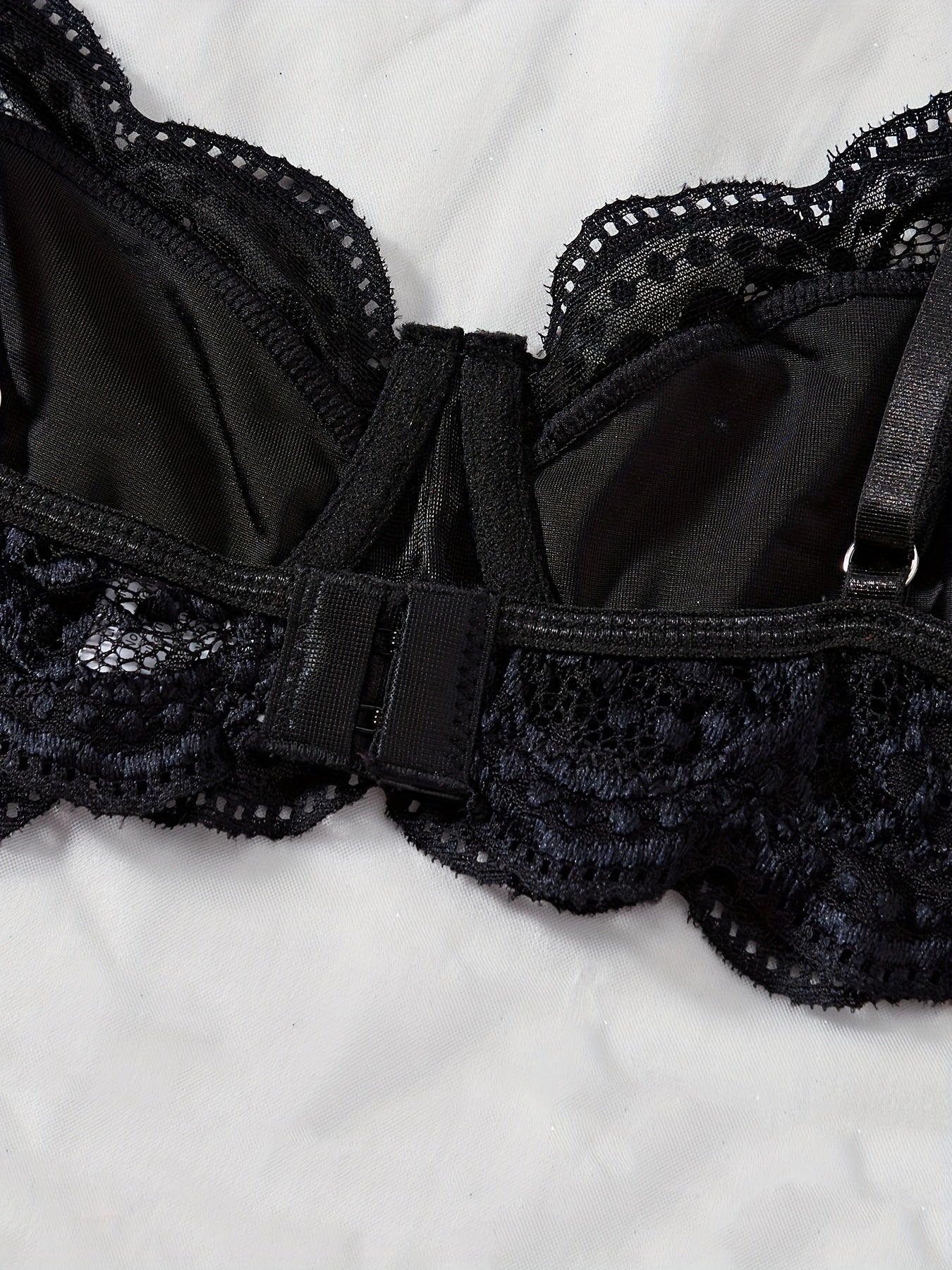 New sexy lingerie set with velvet lace details for women, offering chest support and pure desire.