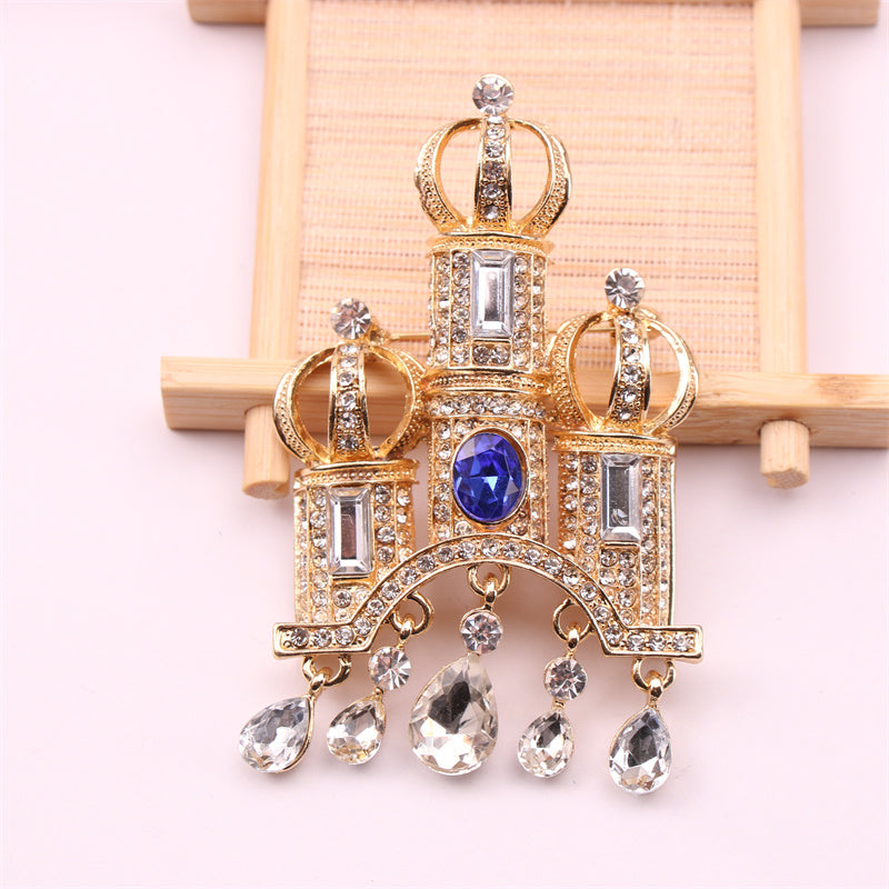 Elegant Cute Cartoon Castle Brooch Pin, Enamel Novelty Accessory with Gemstone Embellishments, Unisex Fashion Lapel Pin Perfect for Gifting and Celebrating