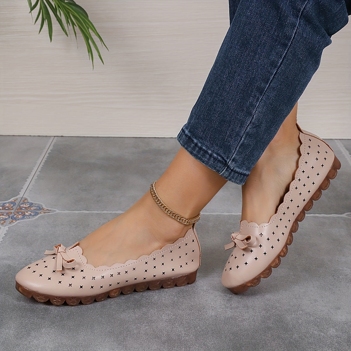 Women's round toe flats, slip-on loafers with rubber sole, made of comfortable man-made materials, suitable for professional work.