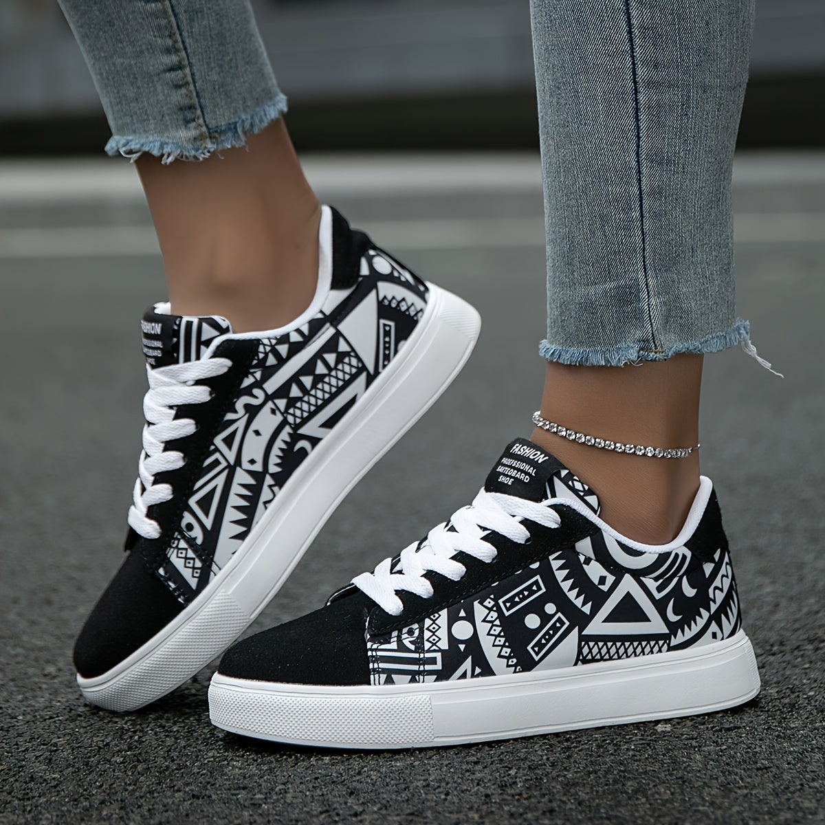 Geometric pattern casual skate shoes for women, versatile, lightweight, anti-slip, for outdoor sports and daily wear.