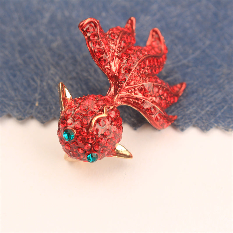 Stylish Fish Brooch with Rhinestones - A Versatile and Chic Addition for Clothes, Purses, and Hats