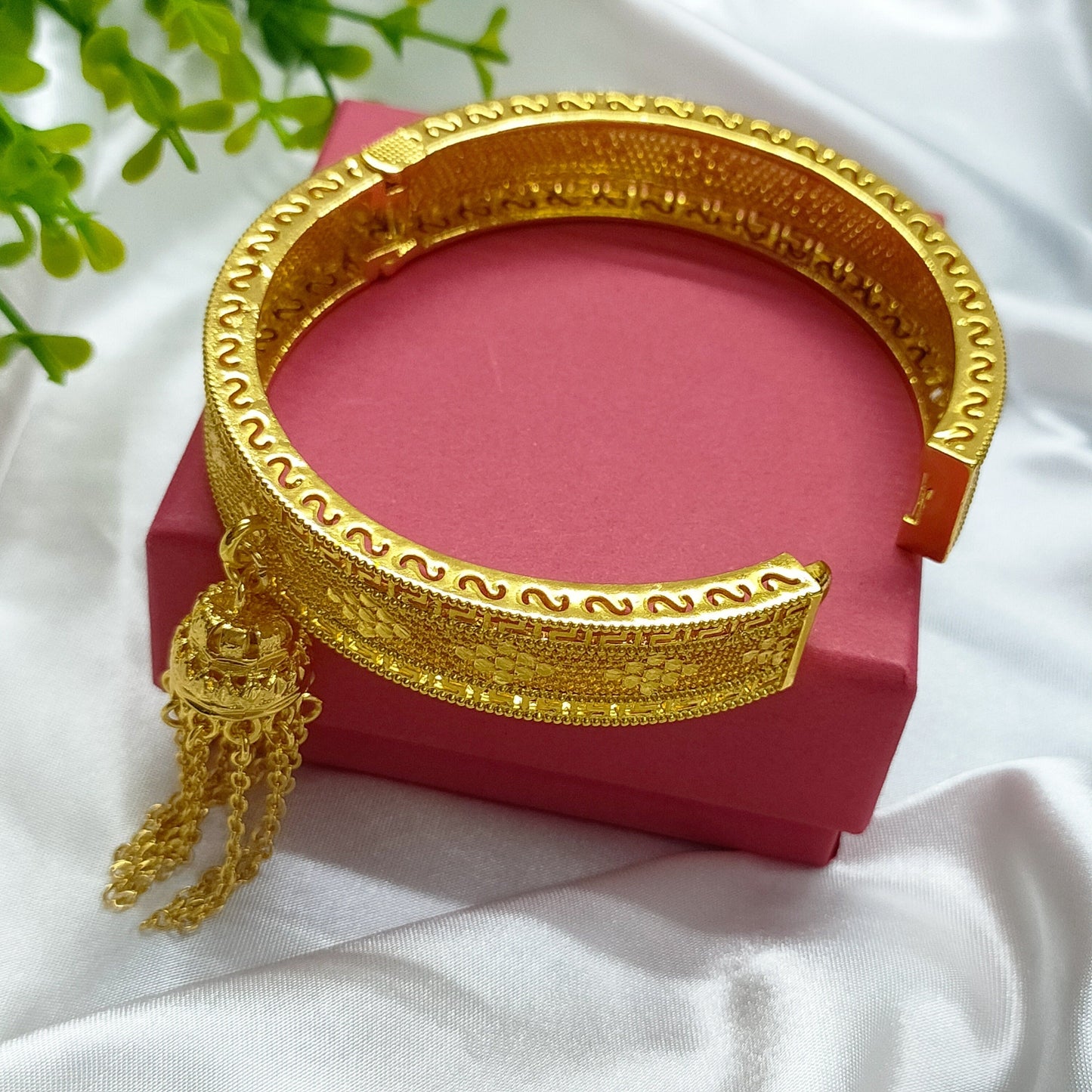 Elegant Gold-Plated Floral Bangle with Tassel Charm - A Timeless Piece for Women, Made of Zinc Alloy, No Stones, Perfect for Special Occasions such as Weddings, Banquets, Festivals, Mother's Day, Valentine's Day, Teacher's Day, Back to School, and