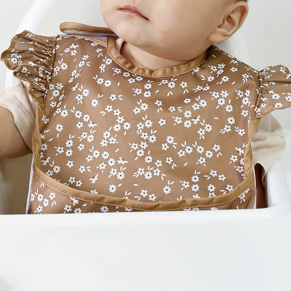 Waterproof youngsters bib made of recycled cloth with an adjustable closure and large pocket for easy cleaning. Comes in mixed colors.