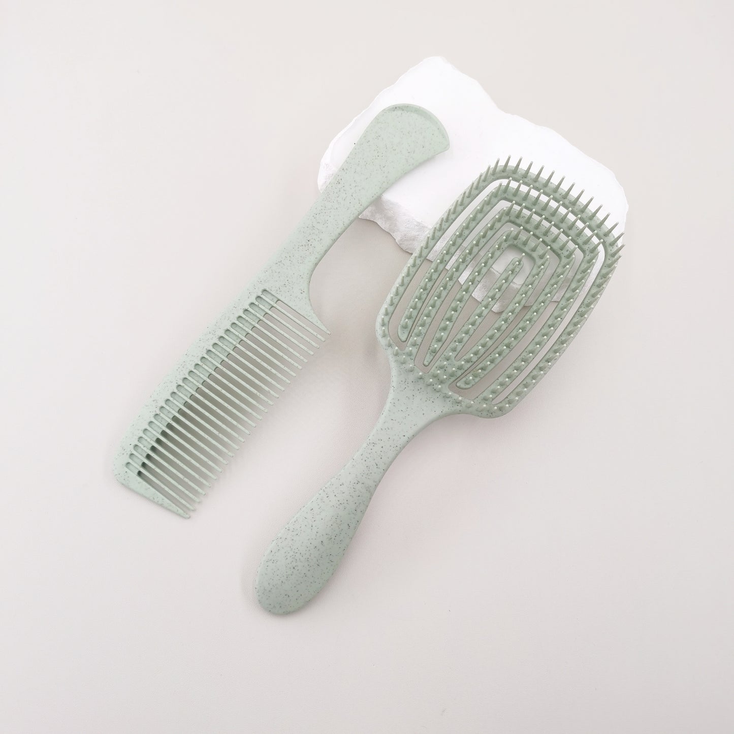 Detangling brush which comes with a large teeth comb, pressure massage hairbrush and can be used for both wet and dry hair. Made with ABS plastic handle and comes in a boxed set.