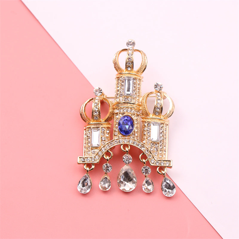 Elegant Cute Cartoon Castle Brooch Pin, Enamel Novelty Accessory with Gemstone Embellishments, Unisex Fashion Lapel Pin Perfect for Gifting and Celebrating