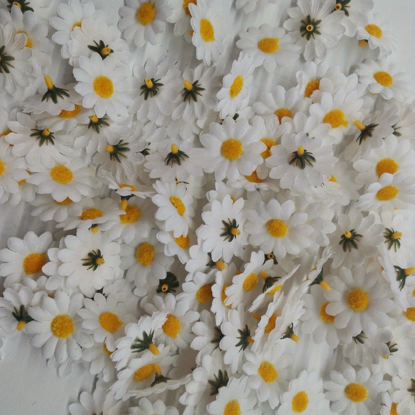 100/200 pieces of artificial daisy flowers, 4cm sunflower heads for decor.