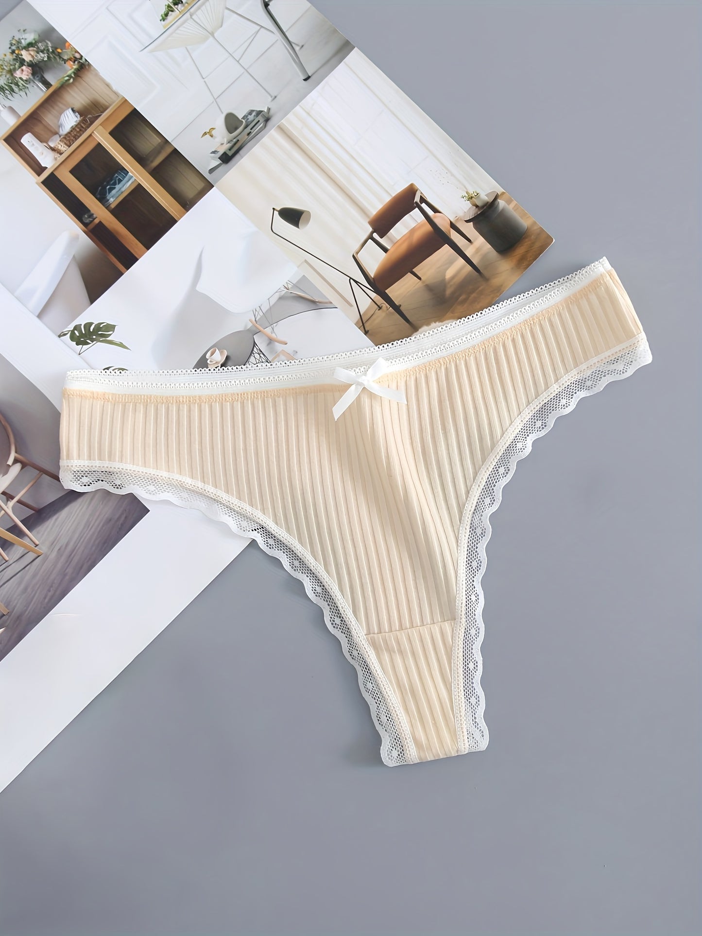 Set of 5 low waist panties with lace trim and ribbed design, perfect for everyday wear.