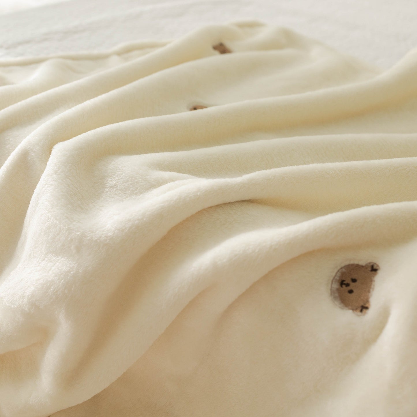 Soft and warm air-conditioning quilt for youngsters, cream white, with cozy embroidered flannel blanket.