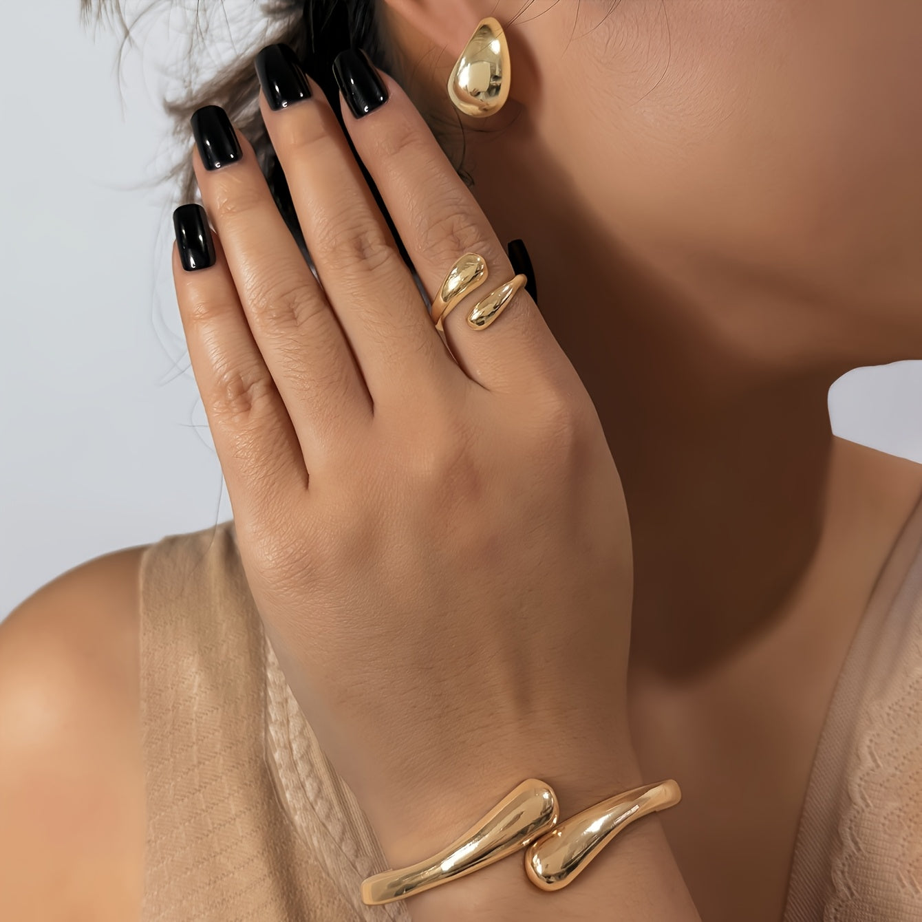 A set of women's jewelry, including earrings, a ring, and a bracelet with a spring design, ideal for everyday elegance.