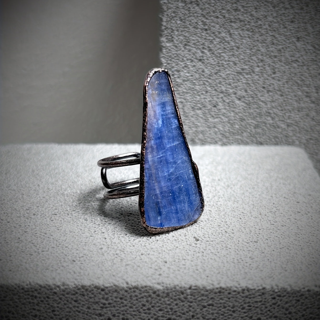 Adjustable exaggerated ring with an irregular natural stone inlay, suitable for both men and women to match daily outfits. The shape of the stone is unique and uncertain.