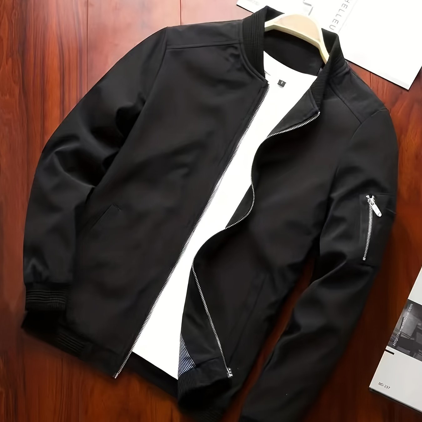 Men's polyester sports jacket with mandarin collar and zipper closure. Solid color, non-stretch fabric, regular fit. Suitable for casual outdoor activities like running and hiking. 100%