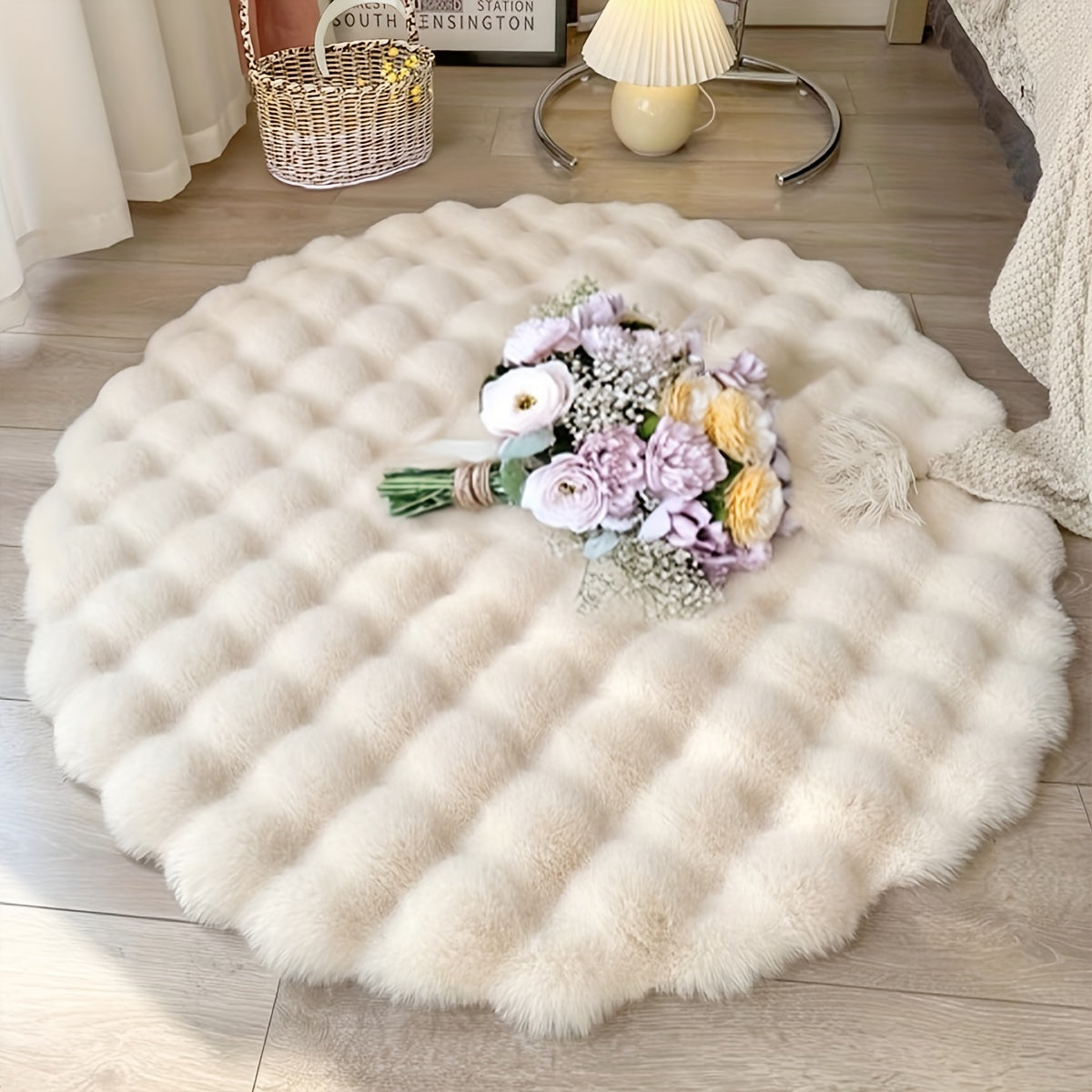 Bubble velvet fabric round carpet suitable for indoor decoration. This high-end, soft, and easy to clean carpet is fluffy, warm, and cute. Perfect for adding a festive touch to your home during Christmas. Can be used in the bedroom, living room